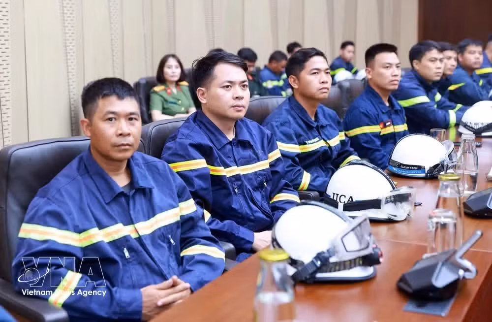 Oficiales y agentes del Ministerio de Seguridad Pública de Vietnam participan en la misión de búsqueda, rescate y salvamento en Venezuela. (Foto: VNA)