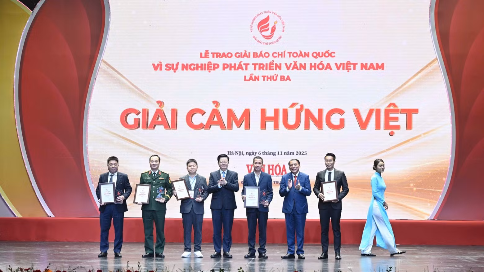 El viceprimer ministro vietnamita Mai Van Chinh y el ministro de Cultura, Deportes y Turismo del país, Nguyen Van Hung, entregan el premio “Inspiración de Vietnam” a los particulares y colectivos merecedores.