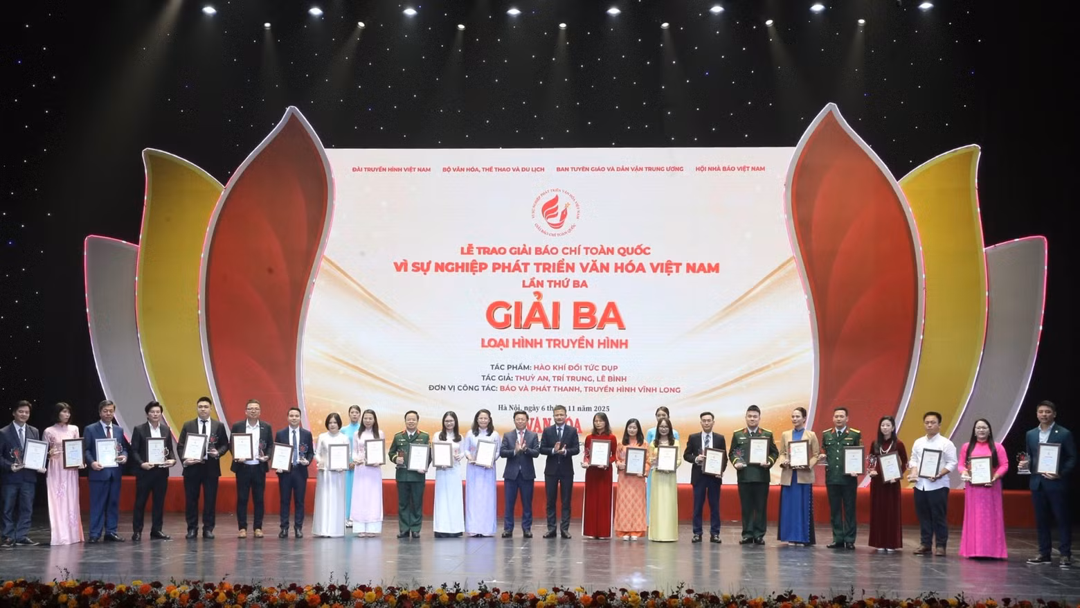 Tran Thanh Lam, subjefe de la Comisión de Propaganda y Movilización de Masas del Comité Central del Partido, y Do Duc Hoang, vicedirector general de la Televisión Nacional de Vietnam, felicitan a los ganadores del tercer premio.