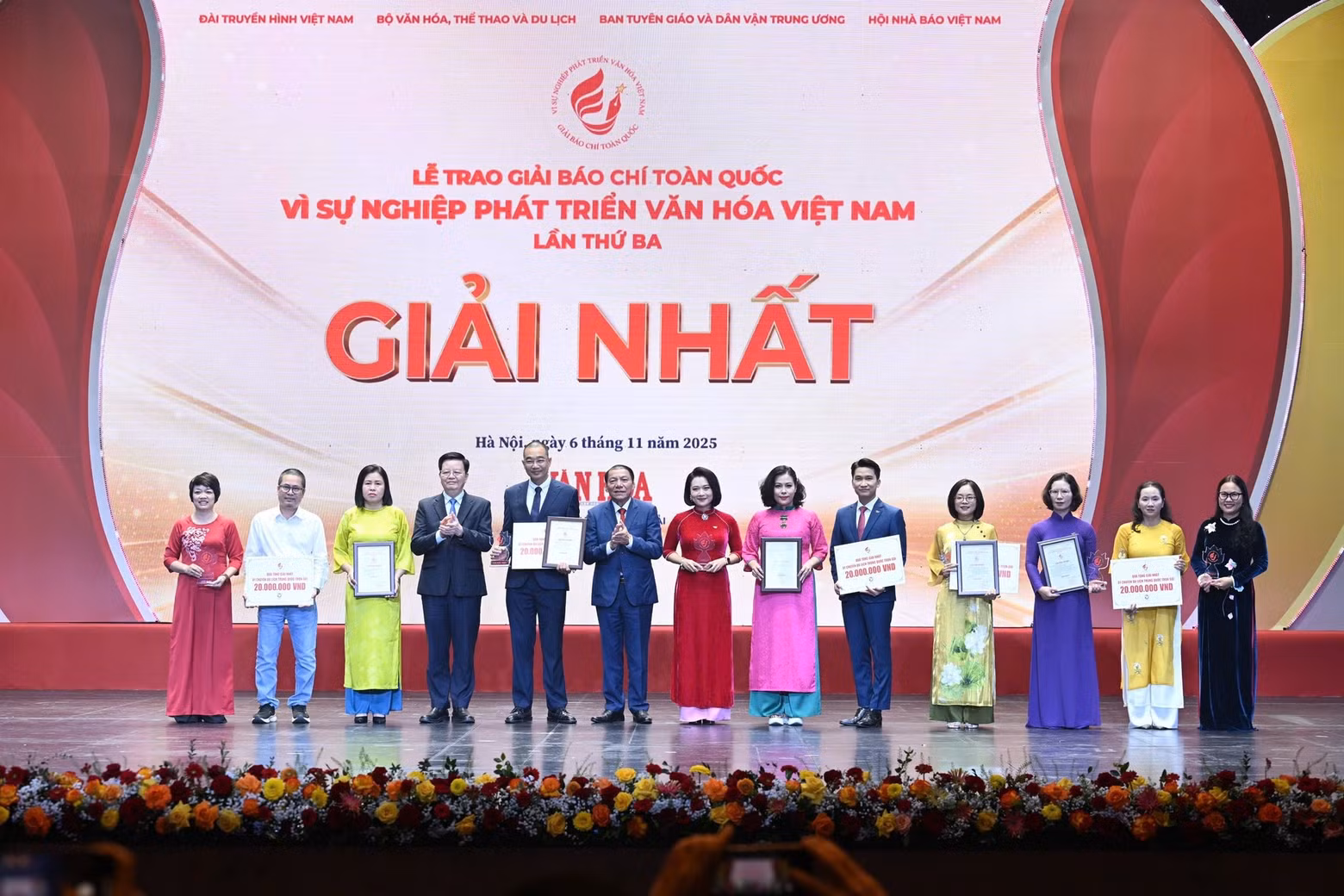 El vicepremier Mai Van Chinh y el ministro Nguyen Van Hung otorgan el primer premio a los autores y grupos de autores.