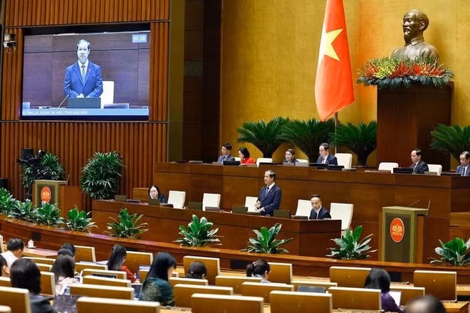 El ministro de Educación y Formación, Nguyen Kim Son, habla en el simposio. (Fotografía: VNA)