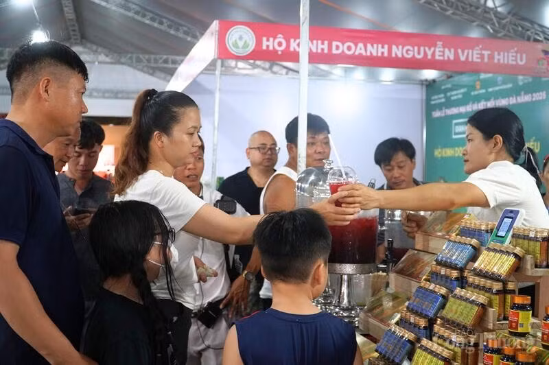 Gran afluencia de visitantes al mercado.