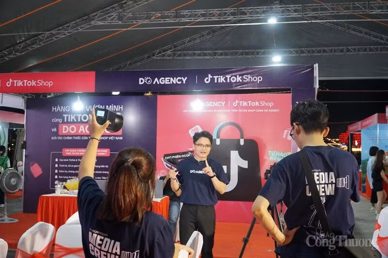 Los clientes también disponen de un espacio donde pueden probar tecnologías digitales y visitar puestos temáticos ofrecidos por las principales empresas del sector de la transformación digital, que muestran métodos de pago sin efectivo, plataformas de comercio electrónico y soluciones logísticas.