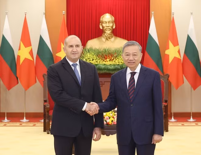 El secretario general del Partido Comunista de Vietnam, To Lam (derecha), y el presidente de Bulgaria, Rumen Radev, el 25 de noviembre de 2024 en Hanói. (Foto: VNA)