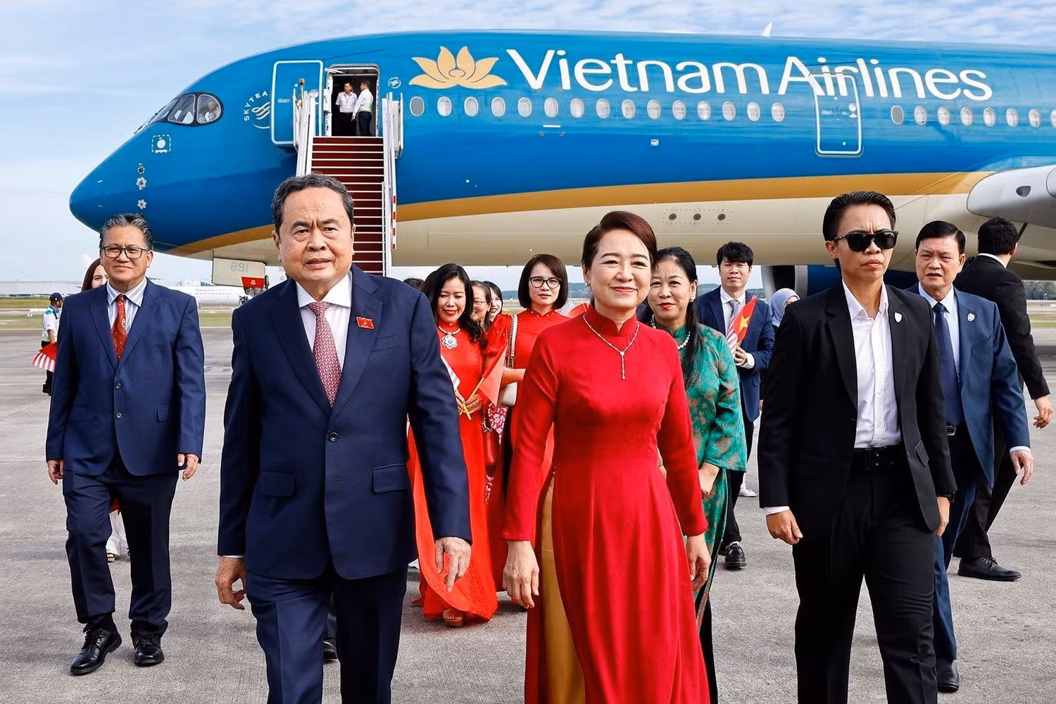 El presidente de la Asamblea Nacional de Vietnam, Tran Thanh Man, junto a su esposa, Nguyen Thi Thanh Nga, y una delegación de alto nivel, arriba hoy a Kuala Lumpur. (Foto: VNA)