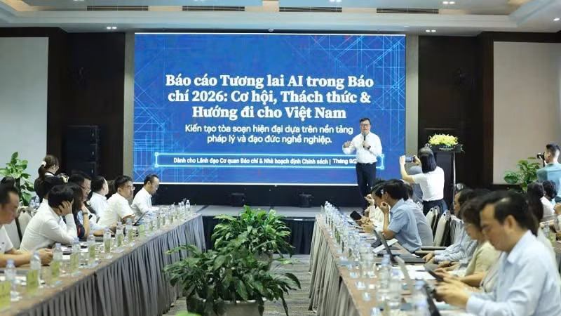 Le Quoc Minh, miembro del Comité Central del PCV, presidente-editor del periódico Nhan Dan, subjefe de la Comisión de Comunicación y Educación del Comité Central del PCV y titular de la Asociación de Periodistas Vietnamitas, presenta una ponencia. (Foto: Nhan Dan)