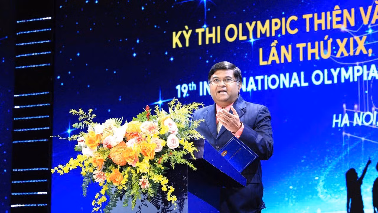 El presidente del Comité Internacional de la Olimpiada de Astronomía y Astrofísica, Aniket Sule, en su intervención. (Foto: Comité organizador del evento)