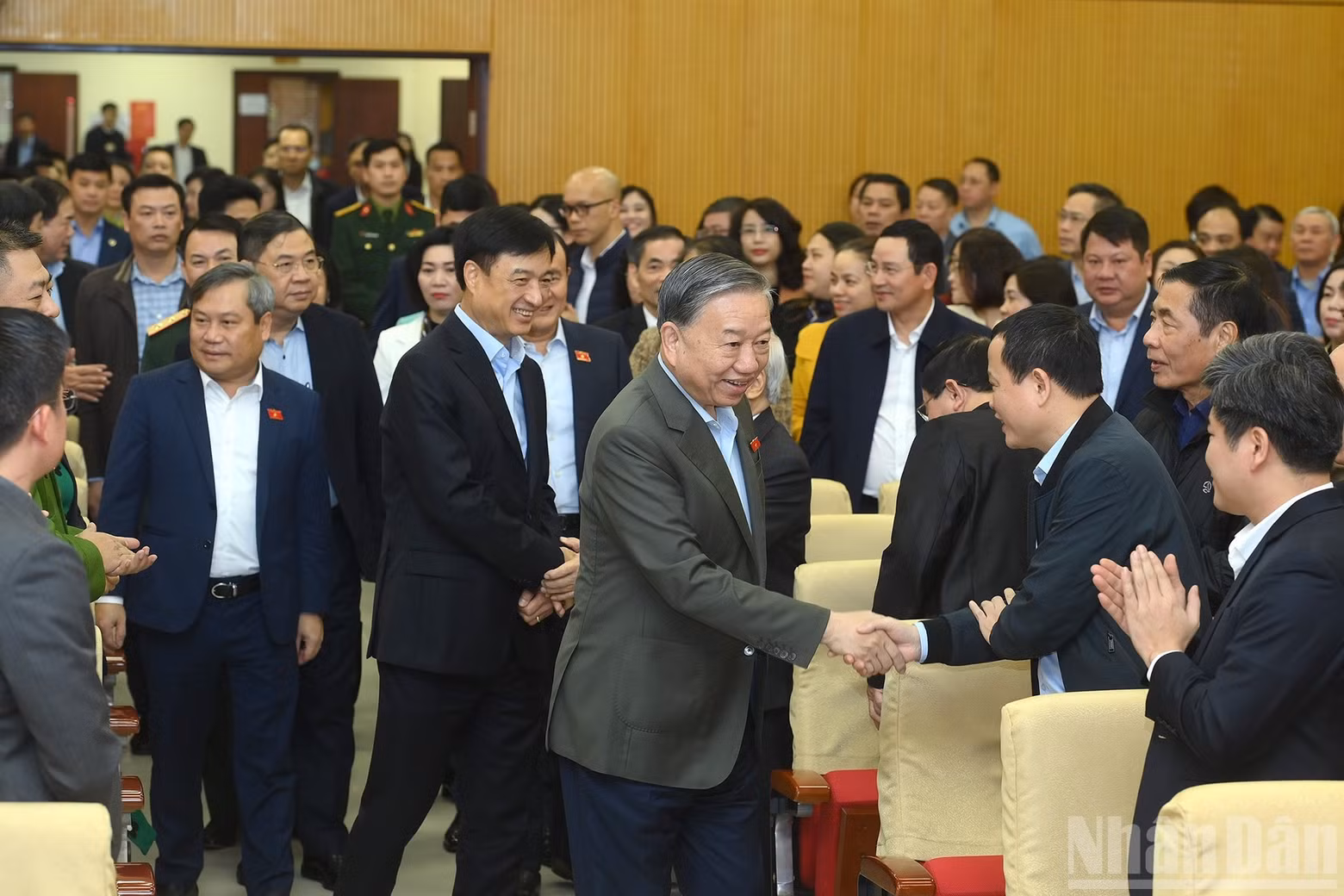 El secretario general del Partido Comunista de Vietnam, To Lam, y diputados hanoyenses se reúnen con votantes tras el décimo período de sesiones de la Asamblea Nacional de la XV legislatura.