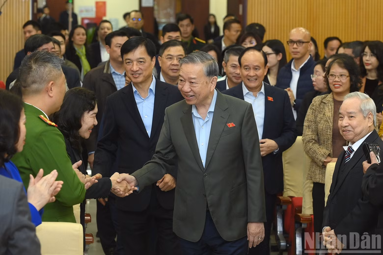 El secretario general del Partido Comunista de Vietnam, To Lam, y diputados hanoyenses llegan al encuentro.