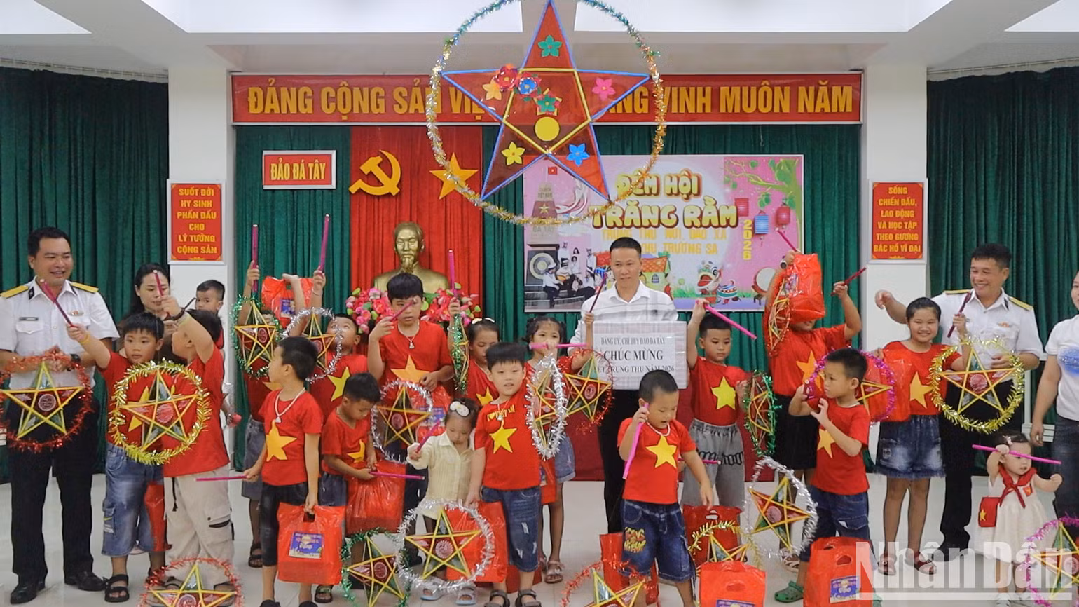 La fuerza armada en la isla de Da Tay entrega regalos a niños.