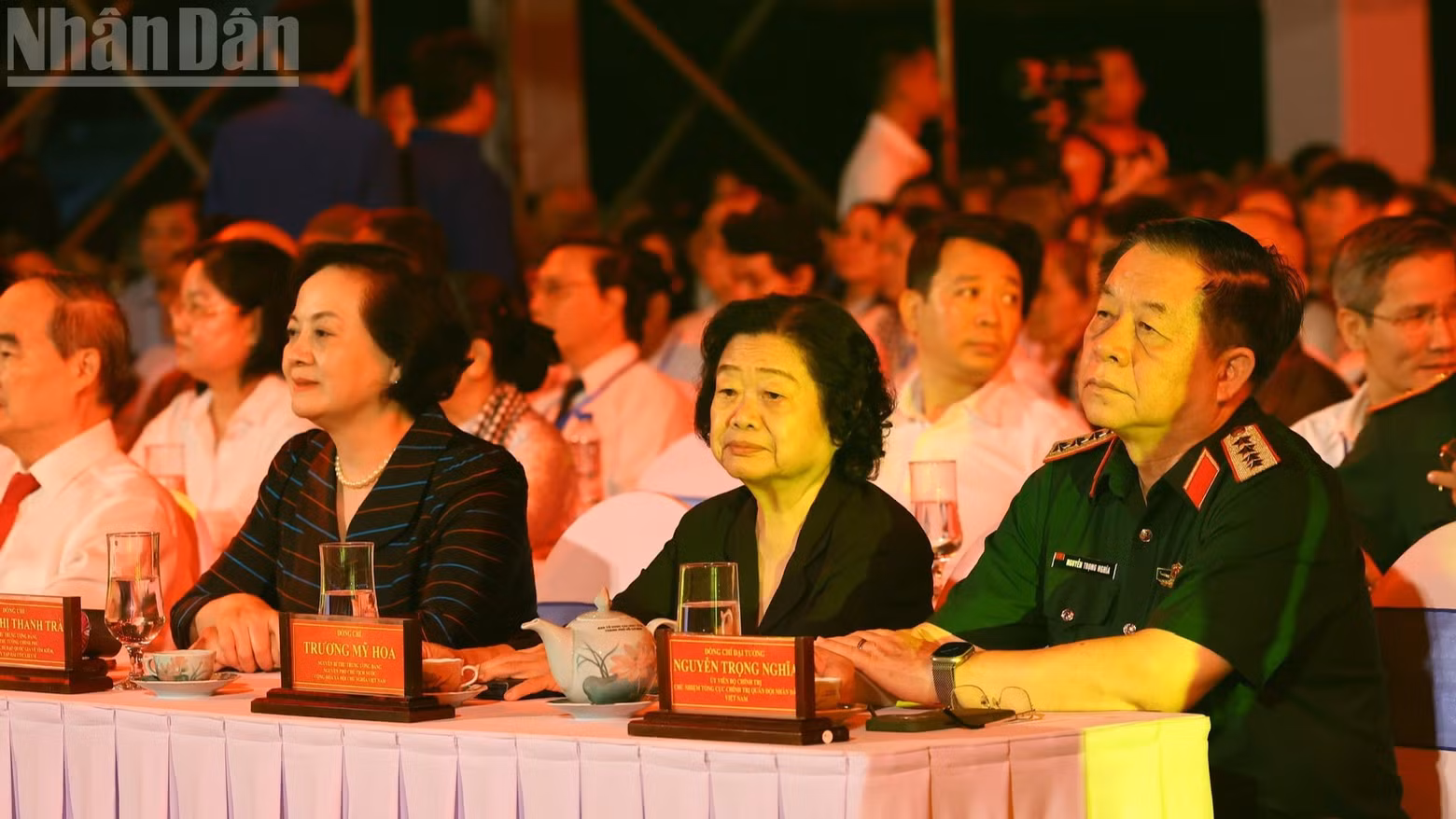 El general Nguyen Trong Nghia, miembro del Buró Político y secretario del Comité Central del Partido Comunista, miembro de la Junta Permanente de la Comisión Militar Central y jefe de la Dirección General de Política del Ejército Popular de Vietnam, presencia el evento junto a antiguos y actuales dirigentes del Partido y del Estado.