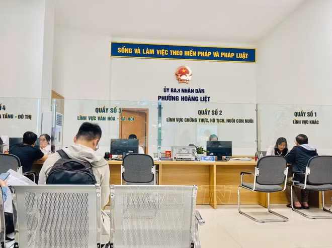 La gente viene a realizar procedimientos administrativos públicos en el barrio de Hoang Liet. (Fotografía: VNA)
