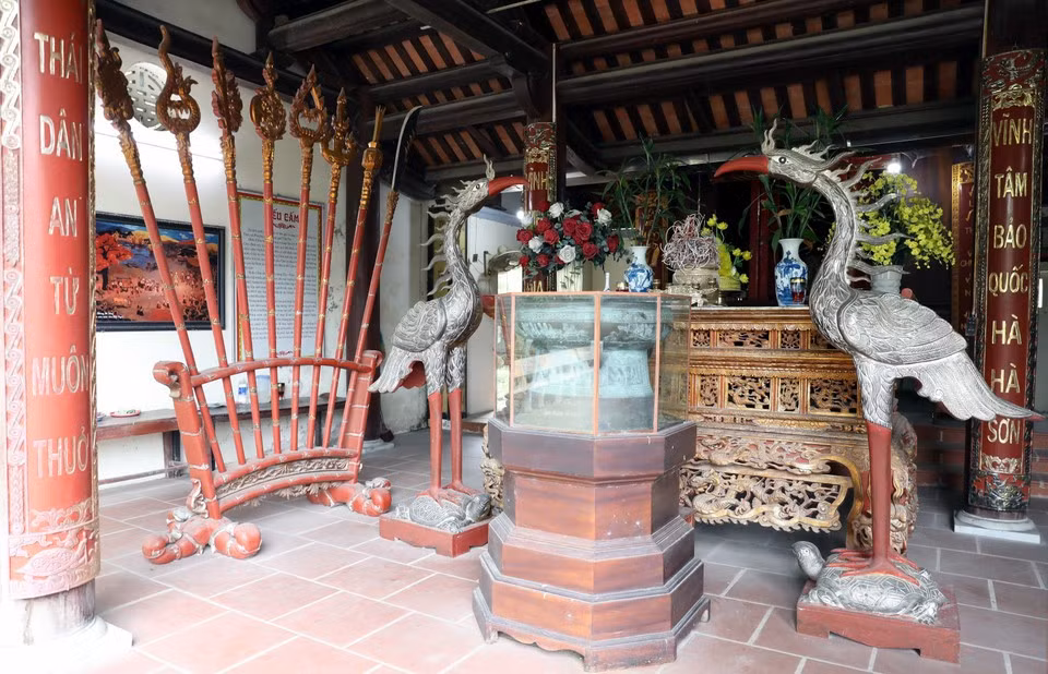 El incensario decorado con motivos típicos de la cultura de Lac Hong, con la imagen de dos grullas en actitud reverente, se encuentra en el espacio espiritual de la sala del altar principal en el templo.