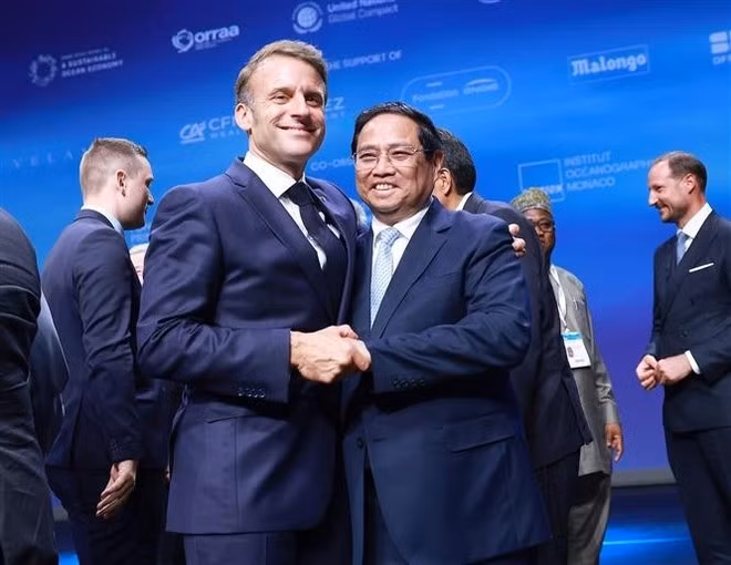 El primer ministro de Vietnam, Pham Minh Chinh, y el presidente francés, Emmanuel Macron, en la cita. (Fotografía: VNA)