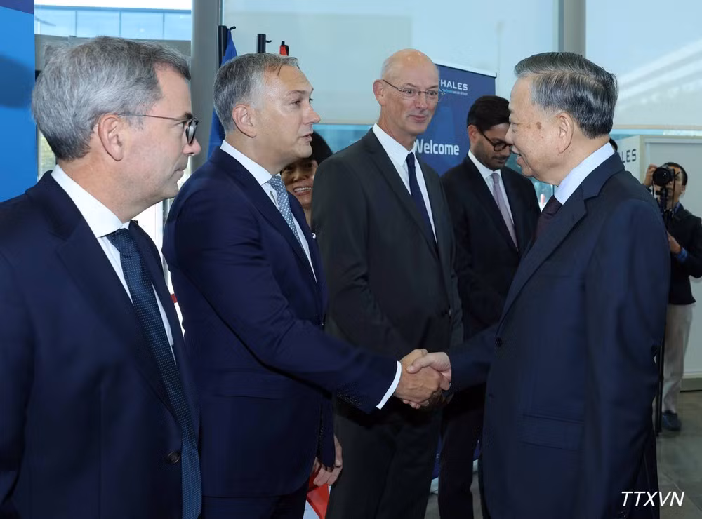 El secretario general del Partido Comunista y presidente de Vietnam, To Lam, visita el Centro de Investigación e Innovación Tecnológica del grupo Thales. (Foto: VNA)