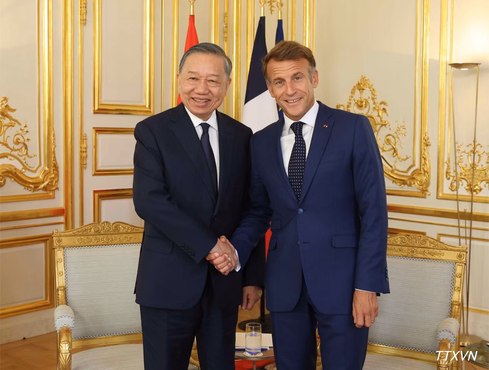 El secretario general del Partido Comunista y presidente de Vietnam, To Lam (izquierda), y el presidente de Francia, Emmanuel Macron, se reúnen a puerta cerrada.