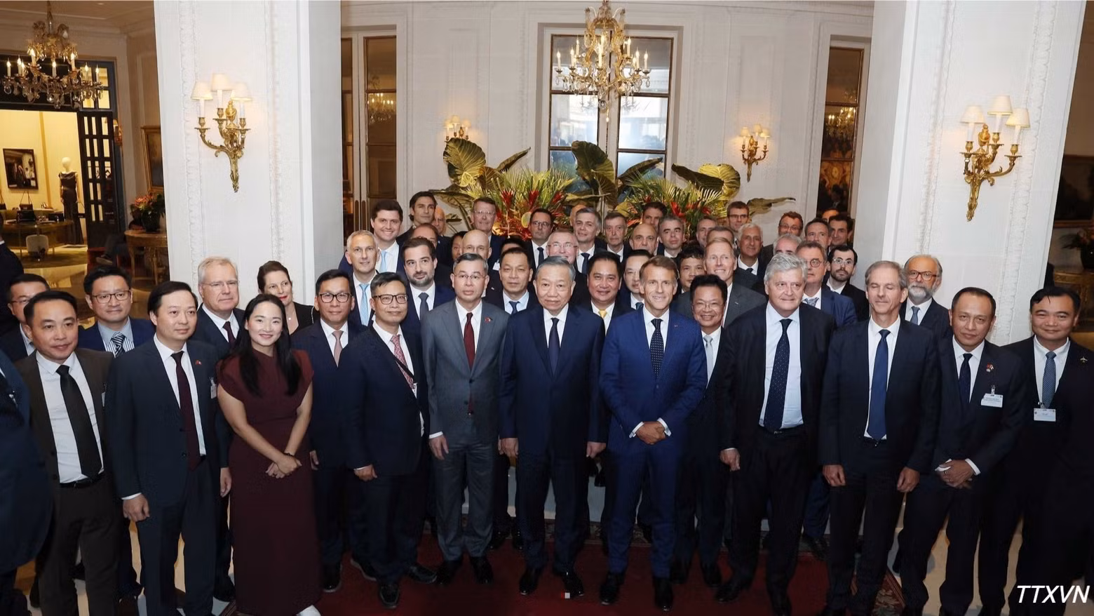 El secretario general del Partido Comunista y presidente de Vietnam, To Lam, y el presidente de Francia, Emmanuel Macron, se toman fotos con los delegados. (Foto: VNA)
