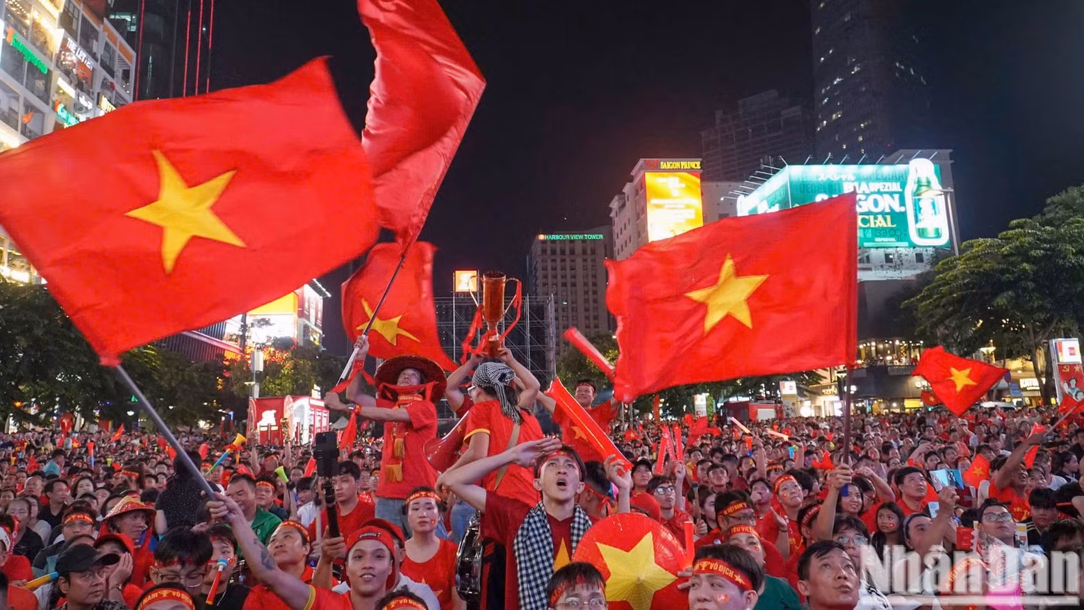 Aficionados vietnamitas celebran el segundo título de la selección nacional en la Copa de la Asean. (Foto: Nhan Dan)