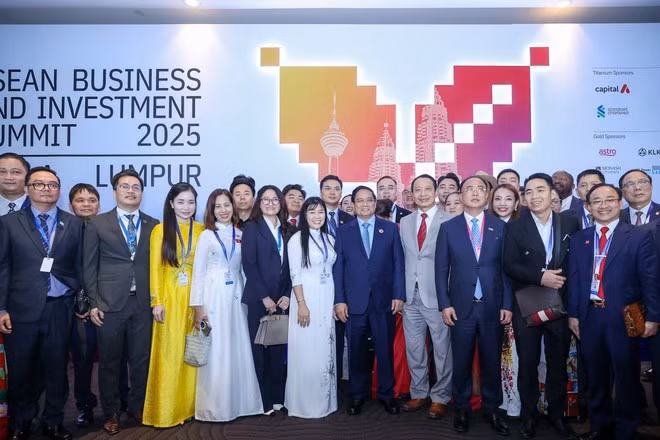 El primer ministro de Vietnam, Pham Minh Chinh, posa junto con participantes en el diálogo de alto nivel celebrado en el marco de la Cumbre de Negocios e Inversión de la Asean 2025. (Foto: VNA)