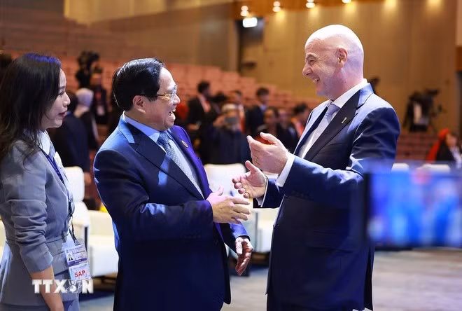 El primer ministro de Vietnam, Pham Minh Chinh, y el presidente de la FIFA, Gianni Infantino. (Foto: VNA)