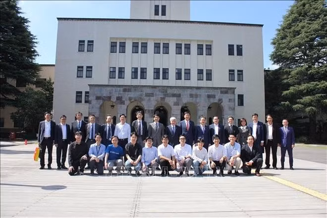 El presidente del Frente de la Patria de Vietnam, Do Van Chien, se reúne con jóvenes vietnamitas que asisten a la Universidad de Ciencias de Tokio. (Foto: VNA)