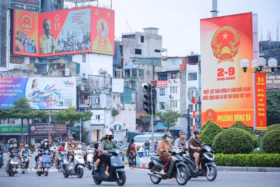 Una gran valla publicitaria en la intersección de O Cho Dua conmemora el 81º aniversario del Día Nacional de Vietnam.