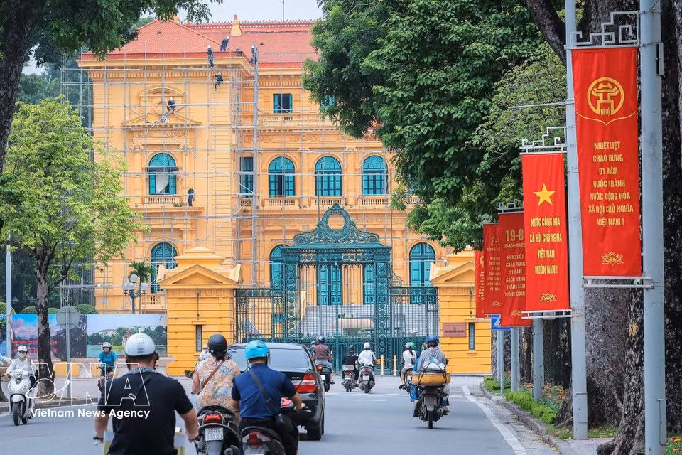 Banderolas engalanan la calle de Hoang Van Thu con motivo del 81º aniversario de la Revolución de Agosto y del Día Nacional.