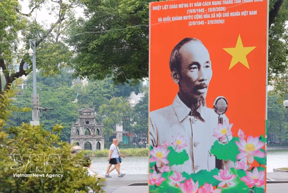 Grandes vallas publicitarias engalanan varios puntos destacados alrededor del lago Hoan Kiem con motivo del 81º aniversario del Día Nacional.