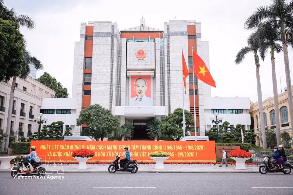 Una banderola frente a la sede del Consejo Popular y del Comité Popular de Hanói conmemora el 81º aniversario de la Revolución de Agosto y del Día Nacional.