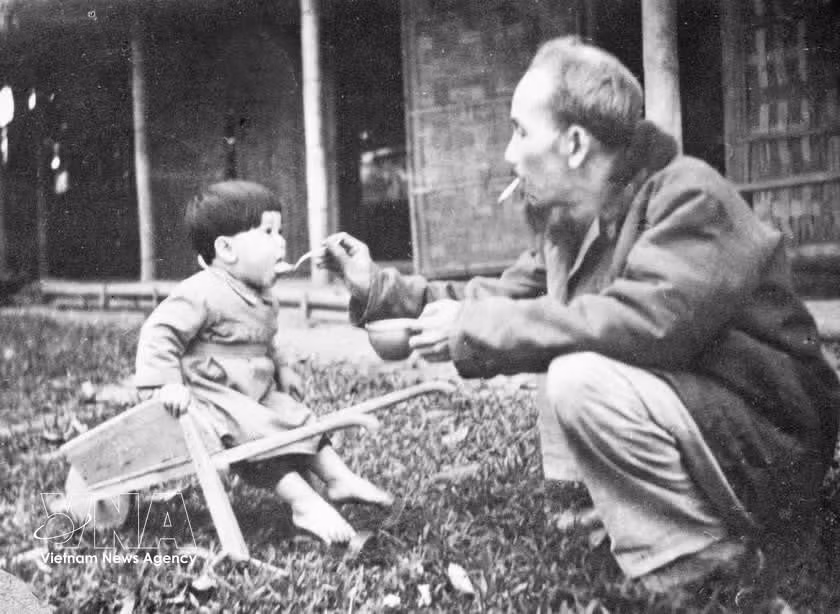 El Presidente Ho Chi Minh amaba profundamente a los niños. A pesar de su apretada agenda, siempre mostraba interés por los jóvenes, la generación futura del país. En la foto, el Tío Ho visita un orfanato en la región de Viet Bac y alimenta personalmente a un niño (1950).