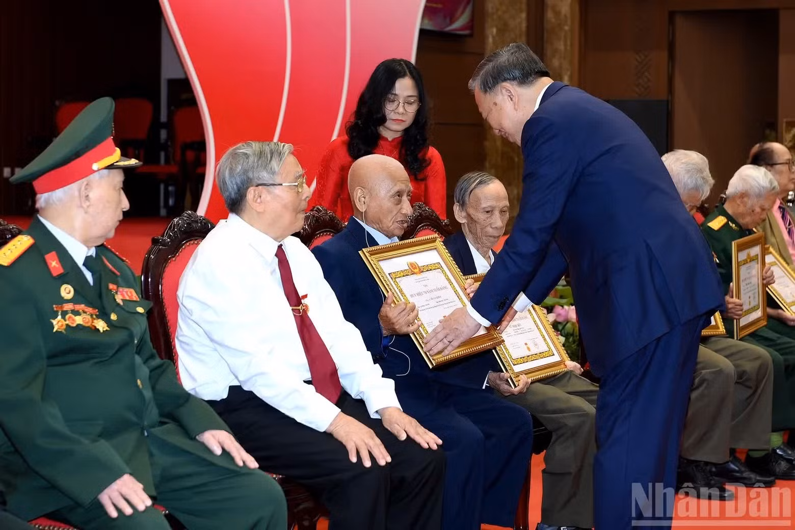 El secretario general del Partido Comunista y presidente de Vietnam, To Lam, entrega certificados a militantes veteranos que cumplen 80 años de membresía del Partido. (Foto: Nhan Dan)