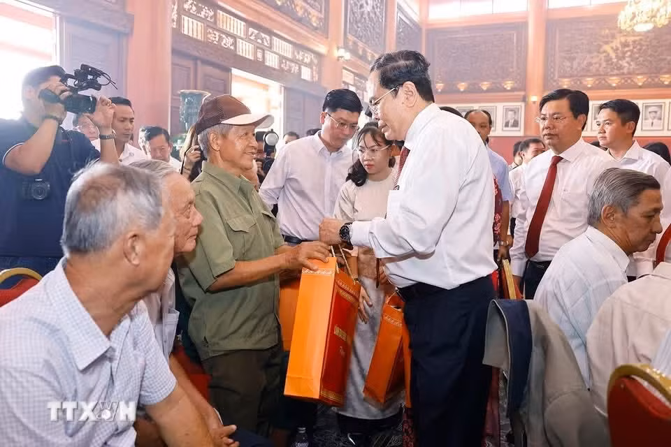 El presidente de la Asamblea Nacional de Vietnam, Tran Thanh Man, entrega obsequios a soldados y personas con méritos revolucionarios en la provincia de An Giang. (Foto: VNA)