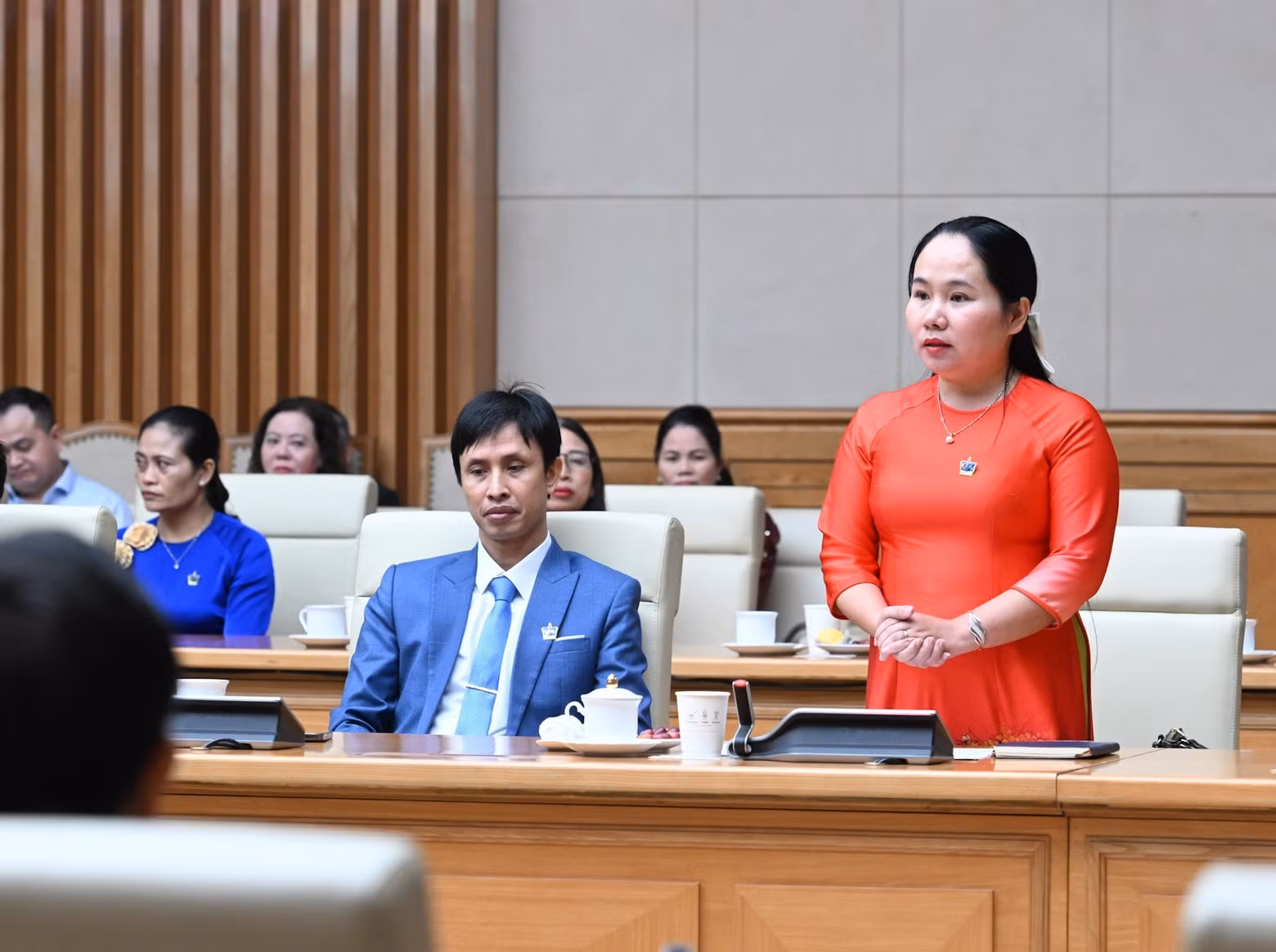 La maestra Nguyen Thu Quyen, de la escuela preuniversitaria para superdotados Nguyen Trai de la ciudad de Hai Phong, habla en la cita. (Foto: Nhan Dan)