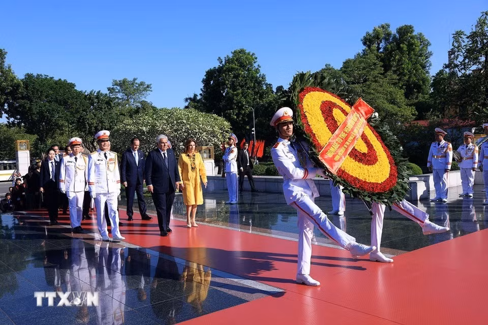 El presidente de Panamá, José Raúl Mulino, y su esposa depositan una ofrenda floral en el Monumento a los Héroes y Mártires en la calle de Bac Son, en Hanói. (Foto: VNA)