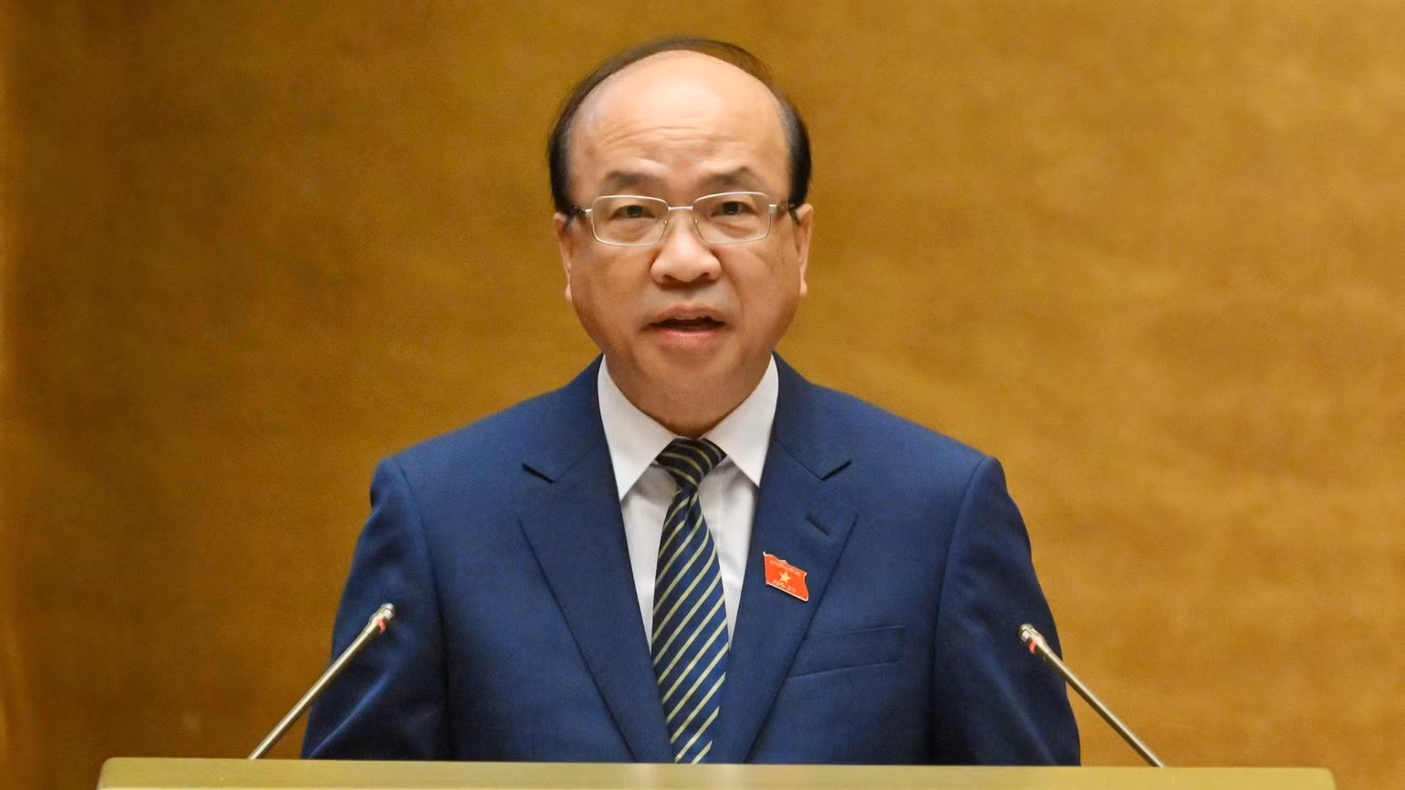 El jefe de la Comisión de Asuntos Jurídicos y Judiciales de la Asamblea Nacional de Vietnam, Phan Chi Hieu, habla en la sesión. (Foto: Nhan Dan)