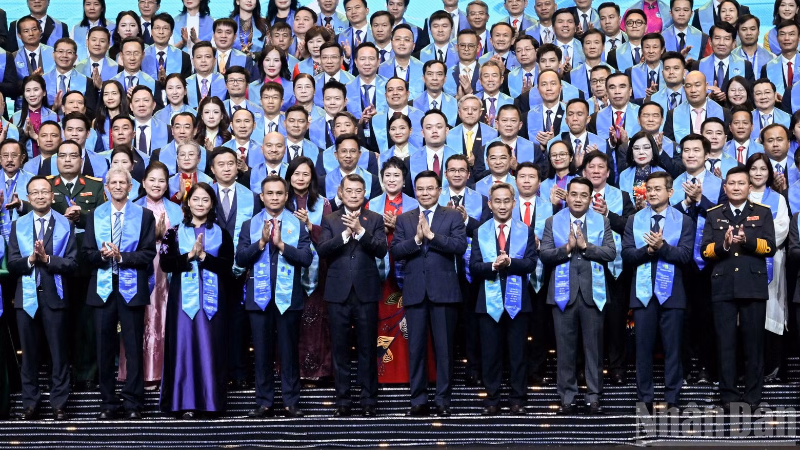 El primer ministro de Vietnam, Le Minh Hung, y delegados. (Foto: Nhan Dan)