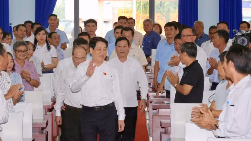El presidente del país, Luong Cuong, se reúne con votantes en Ciudad Ho Chi Minh. (Foto: Nhan Dan)