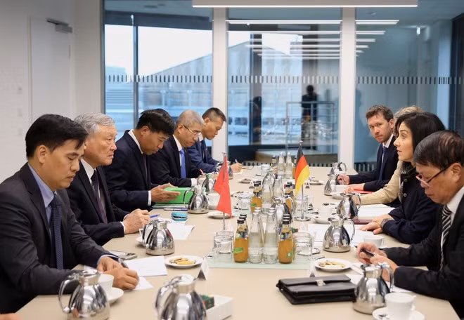 Escena del encuentro entre el viceprimer ministro permanente de Vietnam, Nguyen Hoa Binh, y la ministra de Economía y Energía de Alemania, Katharina Reiche. (Foto: VNA)