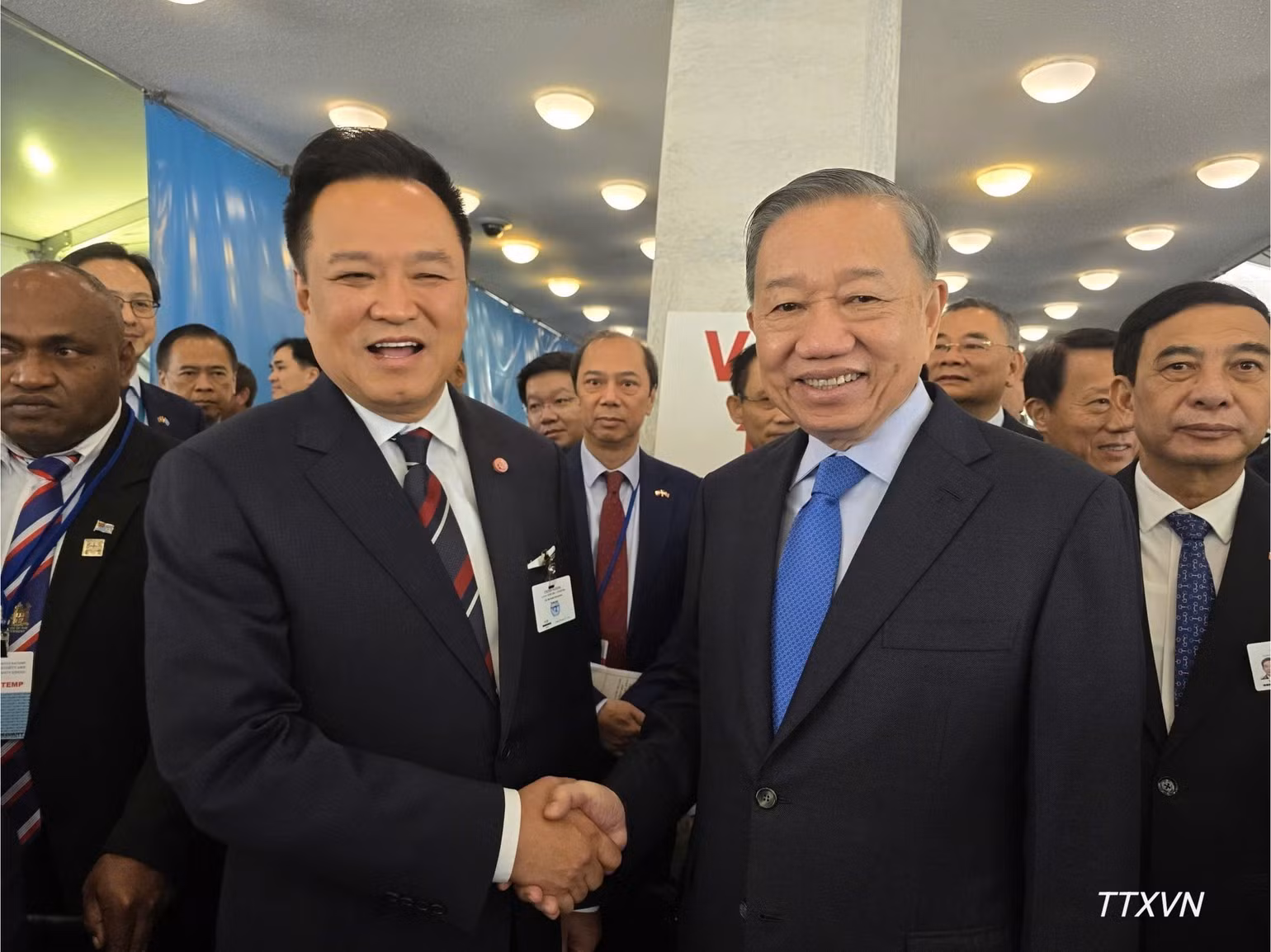 El secretario general del Partido Comunista y presidente de Vietnam, To Lam, y el primer ministro de Tailandia, Anutin Charnvirakul.