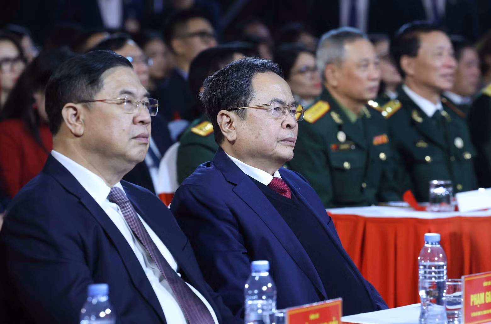 El presidente de la Asamblea Nacional, Tran Thanh Man, sigue el programa en Hanói.