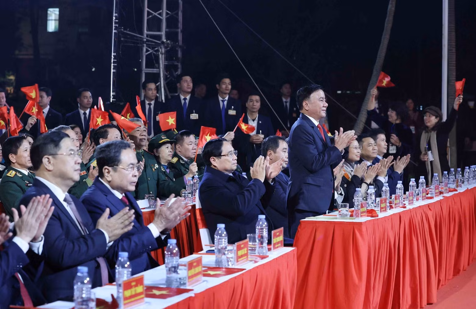 El miembro permanente del Secretariado del Comité Central del Partido, Tran Cam Tu, asiste al evento en Hanói.