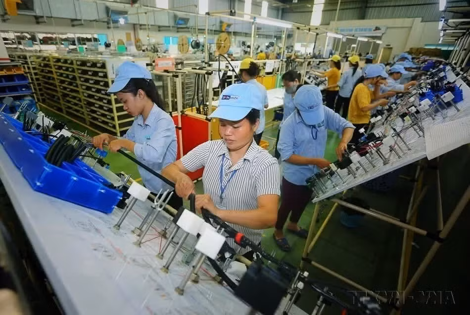 Línea de producción de insumos eléctricos y electrónicos en la fábrica Minda Vietnam, una empresa con inversiones indias, en la norteña localidad vietnamita de Vinh Phuc. (Foto: VNA)