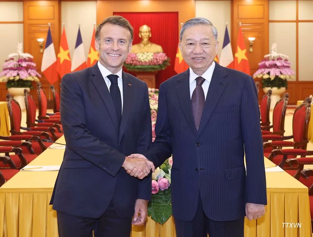 El secretario general del PCV, To Lam (derecha), recibe al presidente francés, Emmanuel Macron, durante su visita de Estado a Vietnam, el 26 de mayo de 2025. (Foto: VNA)