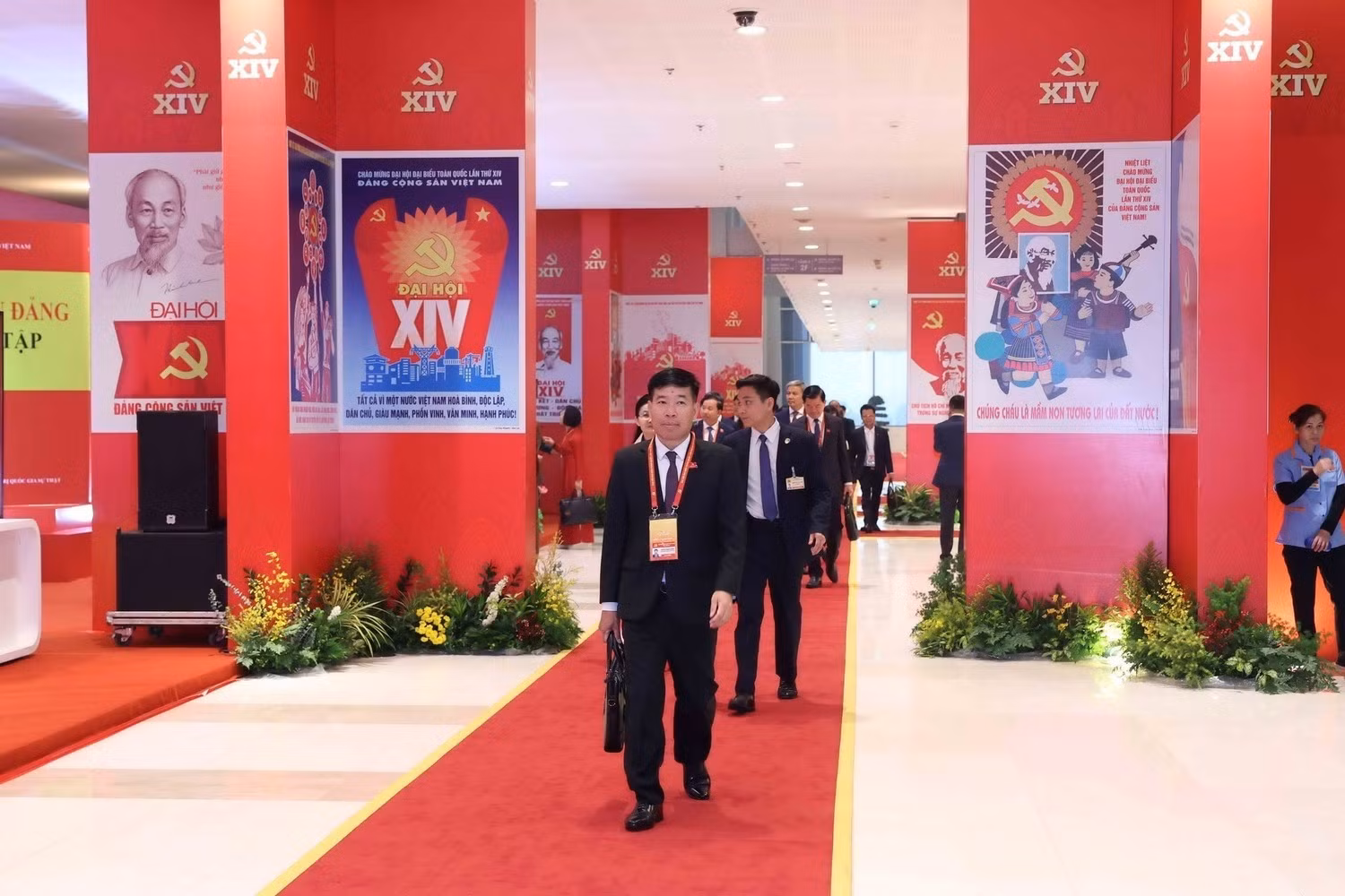 Delegados del XIV Congreso Nacional del Partido acuden a la sesión preparatoria del evento.