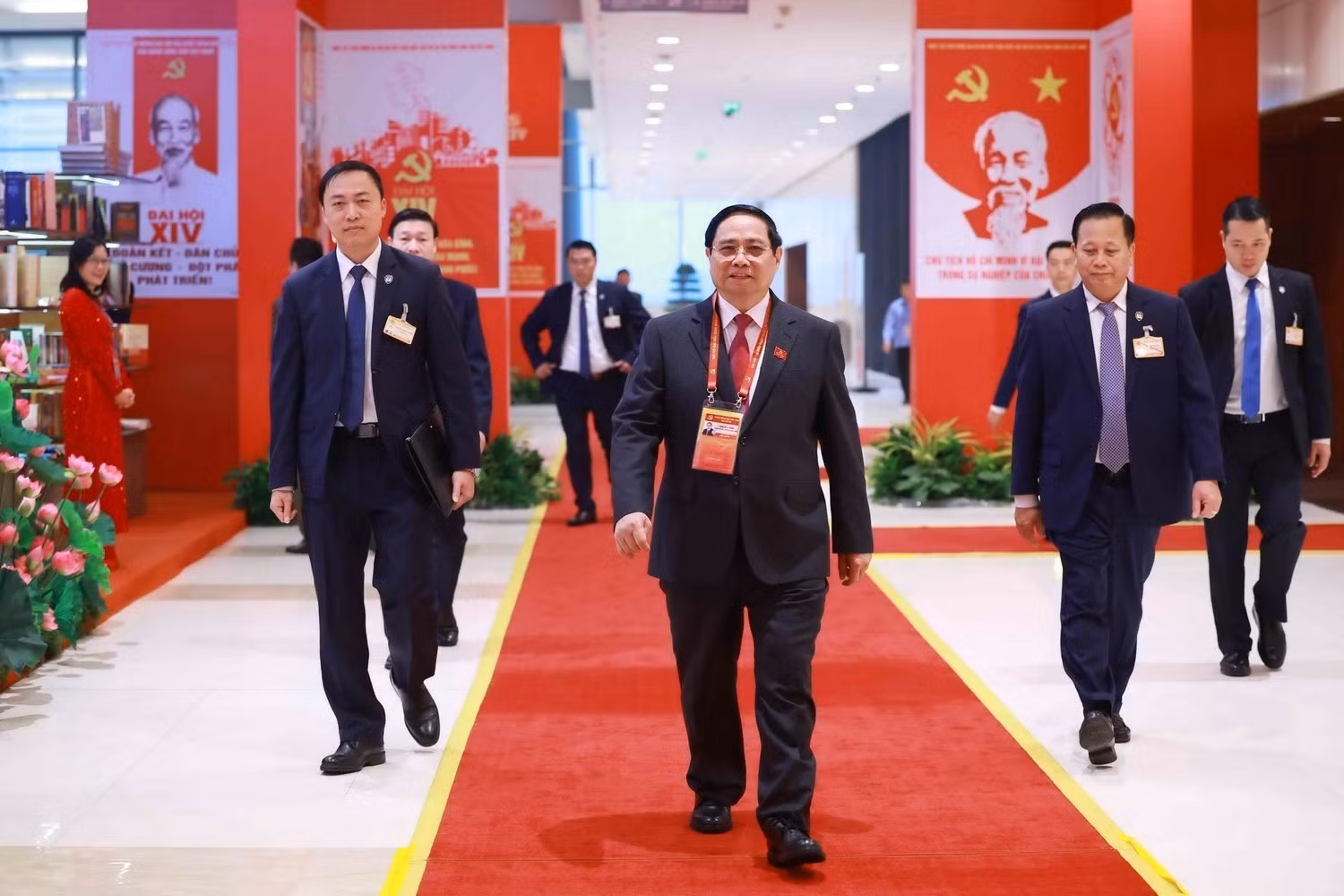 El primer ministro de Vietnam, Pham Minh Chinh, llega al evento.