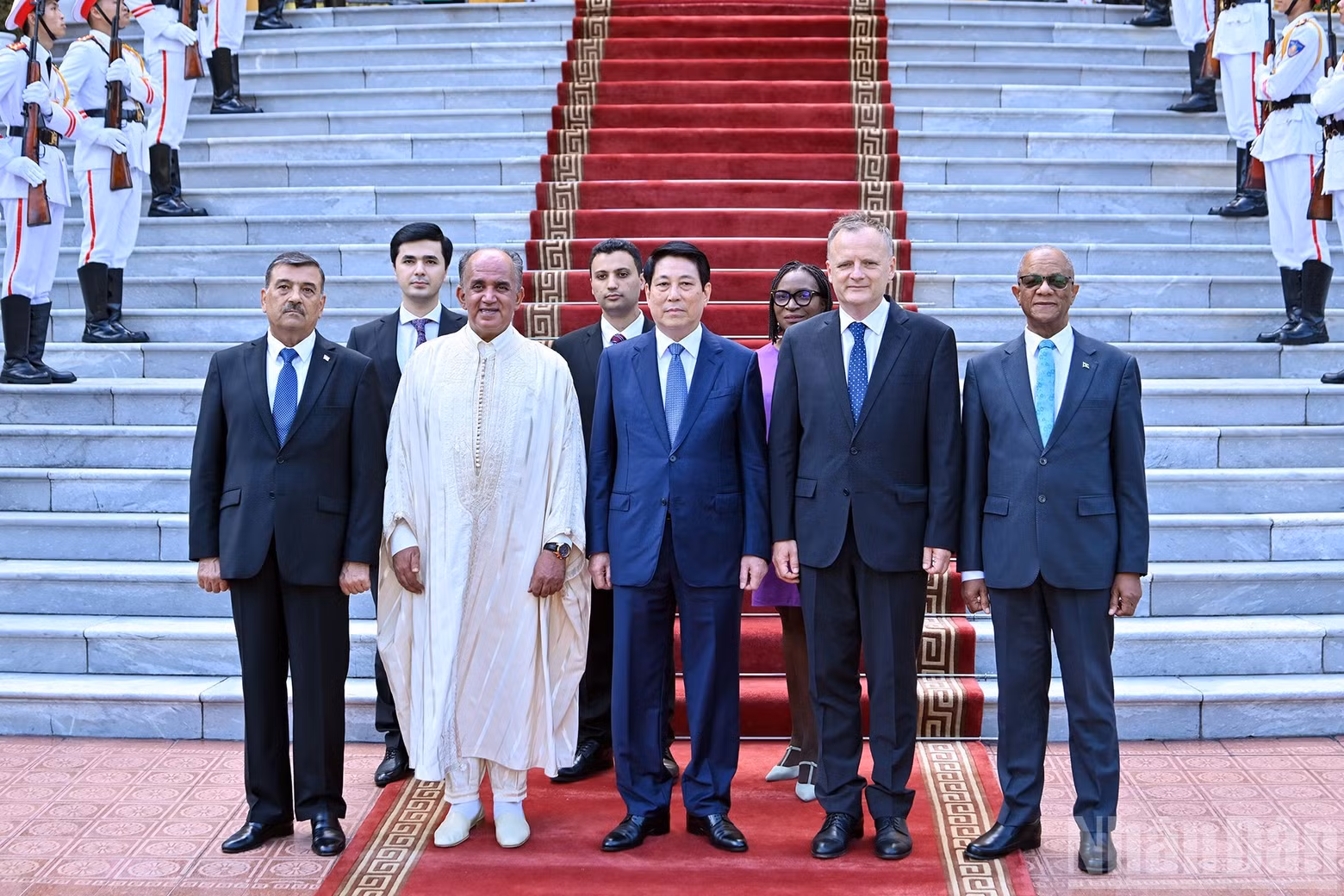 El presidente Luong Cuong recibe a los embajadores concurrentes de Jamaica, Túnez, Eslovenia y Tayikistán. (Foto: Nhan Dan)