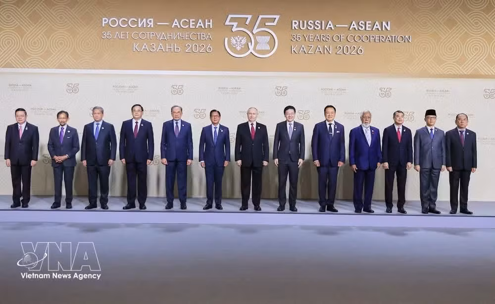 El presidente de Rusia, Vladímir Putin, da la bienvenida al primer ministro Le Minh Hung y a otros jefes de delegaciones que asisten a la Cumbre Conmemorativa Asean-Rusia en Kazán. (Foto: VNA)