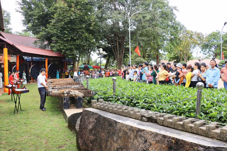 Turistas presencian un espectáculo de litófono en el Área de Preservación de la Cultura Étnica S'tieng, en la aldea de Bom Bo, provincia de Dong Nai.