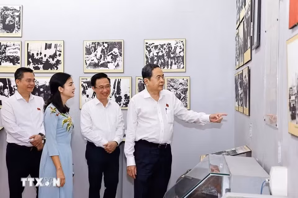 El presidente de la Asamblea Nacional de Vietnam, Tran Thanh Man, recorre el sitio histórico y cultural nacional “Dinh Quan Hoc Mon”. (Foto: VNA)