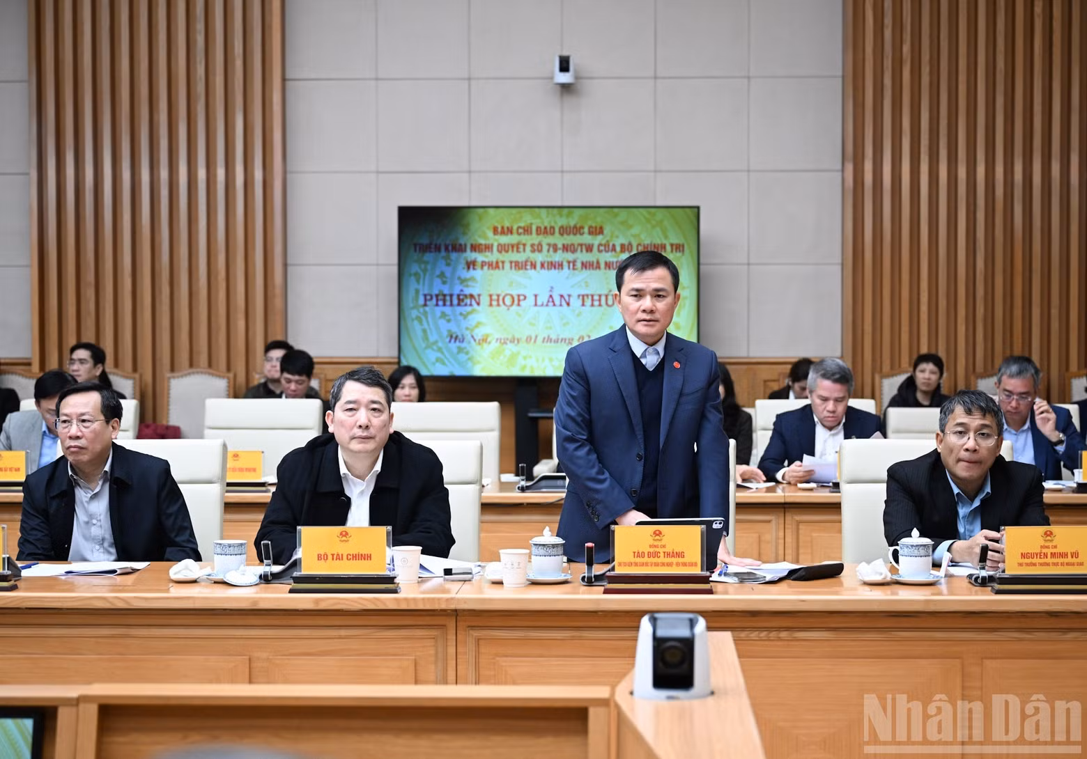 El presidente y director general del Grupo Militar de Industria y Telecomunicaciones (Viettel), Tao Duc Thang, tiene la palabra.
